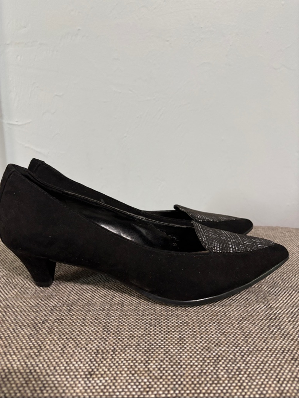 Anne Klein Medley black suede like kitten heel pumps, size 6 1/2M - Picture 2 of 11